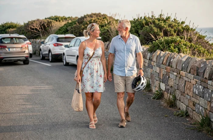 Couple se dirigeant vers la plage de Conleau depuis un parking à Vannes