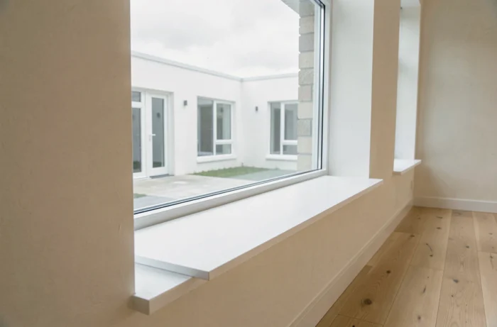 Réflecteur de lumière naturelle posé en appui de fenêtre pour rediriger la clarté dans la pièce